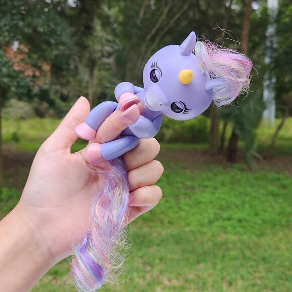 WowWee Fingerlings Interactive Baby Alika Purple Unicorn Toy Figure - Picture 2 of 2